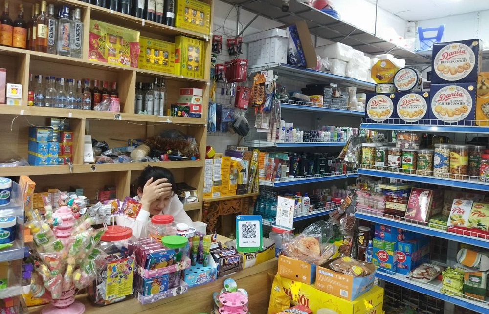 Thanh toán bằng mã QR nhanh chóng và dễ dàng cho chủ cửa hàng tạp hóa