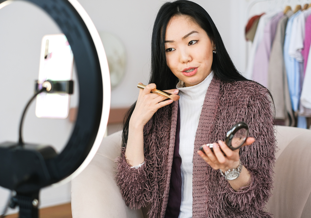 Livestream chia sẻ bí quyết làm đẹp từ các sản phẩm mỹ phẩm