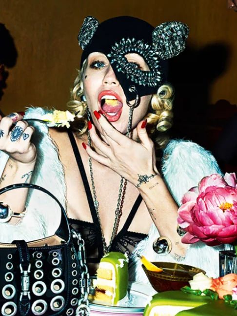 Hình ảnh nữ ca sĩ Miley Cyrus trong chiến dịch "Gucci Love Parade" 2021