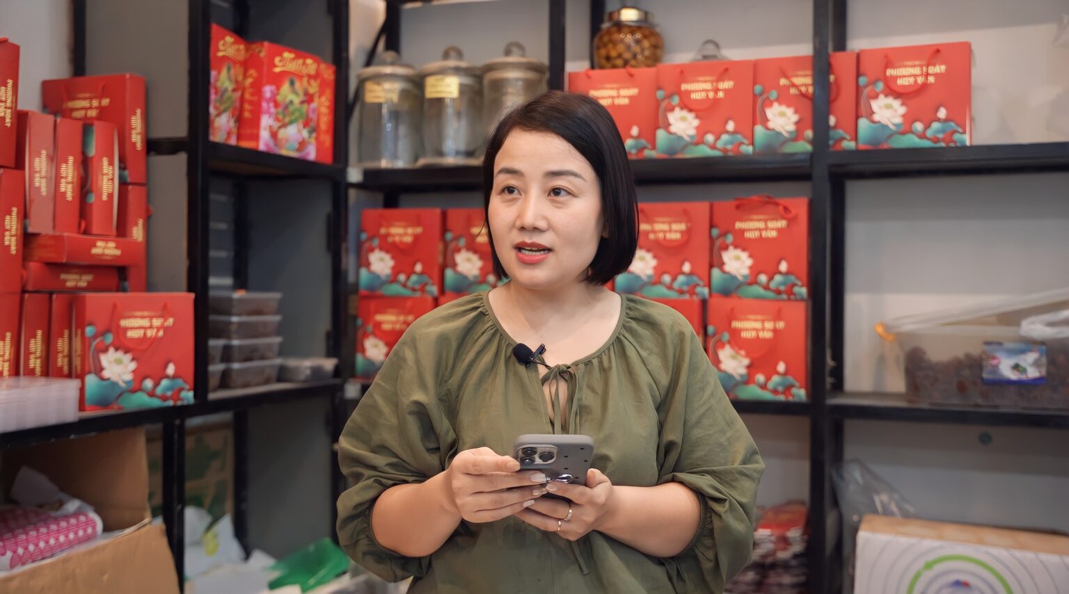 Chị Cẩm Vân – Chủ tiệm bánh Phương Soát cho biết trước đây tiệm bánh không thể xuất hóa đơn nên bỏ lỡ những những đơn hàng lớn, đặc biệt là từ các doanh nghiệp hoặc khách hàng mua số lượng lớn để làm quà tặng