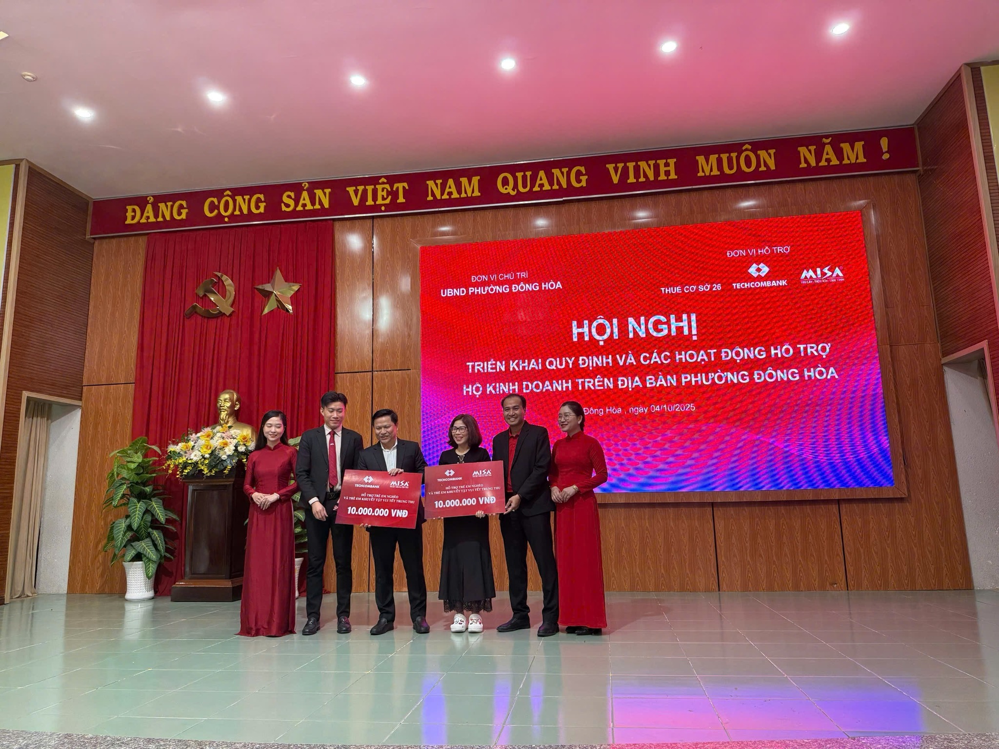 Công ty MISA và Ngân hàng Techcombank đã trao tặng 20 triệu đồng quà Trung thu cho trẻ em